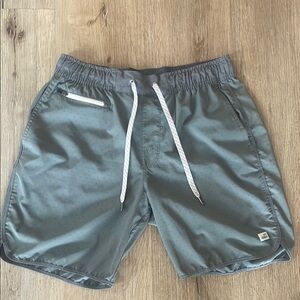 Vuori Banks 7” Short